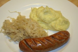 Stampfkartoffeln mit Sauerkraut und Bratwurst