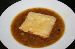 Leckere und preiswerte Zwiebelsuppe mit Käsetoast