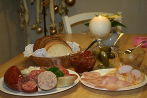 Gedeckter Tisch mit leckerer Wurst aus Meitzendorf