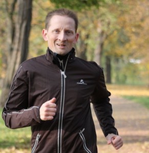 Running Coach Stefan Wohllebe beim Lauftraining im Rotehornpark in Magdeburg