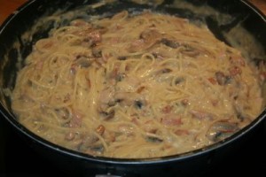 Die fertige Masse aus Nudeln, Ei, Käse, Champignons und Schinken.