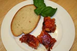 Ziegenfrischkäse im Schinkenmantel Ziegenfrischkäse im Schinkenmantel