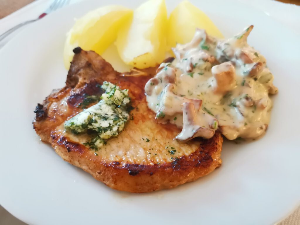 Rezept: Schweinekotelett mit Pfifferlingssauce und Salzkartoffeln ...